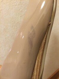 白いエナメル素材の靴についた黒いキズのような汚れを落とす製品はありますか Yahoo 知恵袋