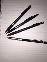自分はイラストをシャーペンで描くのですが、主にこの4本を使います。そこで、聞きたいのですが、鉛筆で描いた方が良いですかね？回答お願いします。 