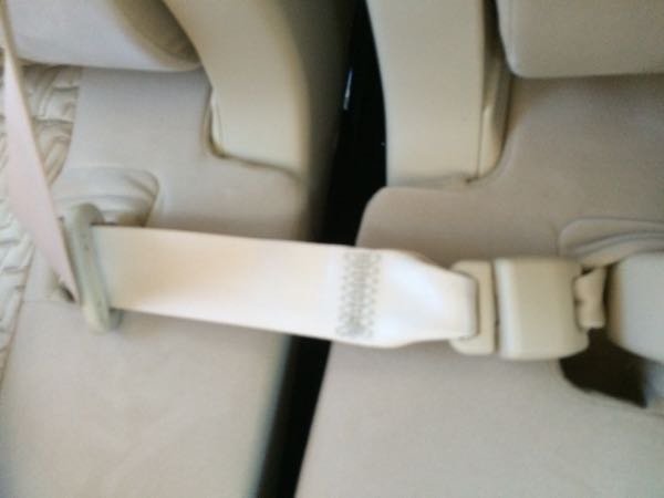 アルファード新型ハイブリッドの三列目の真ん中のシートベルトはどう外すの？