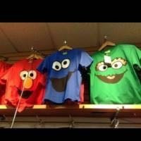 このエルモとクッキーモンスターのtシャツはどこに売ってますか Usj ユニ Yahoo 知恵袋