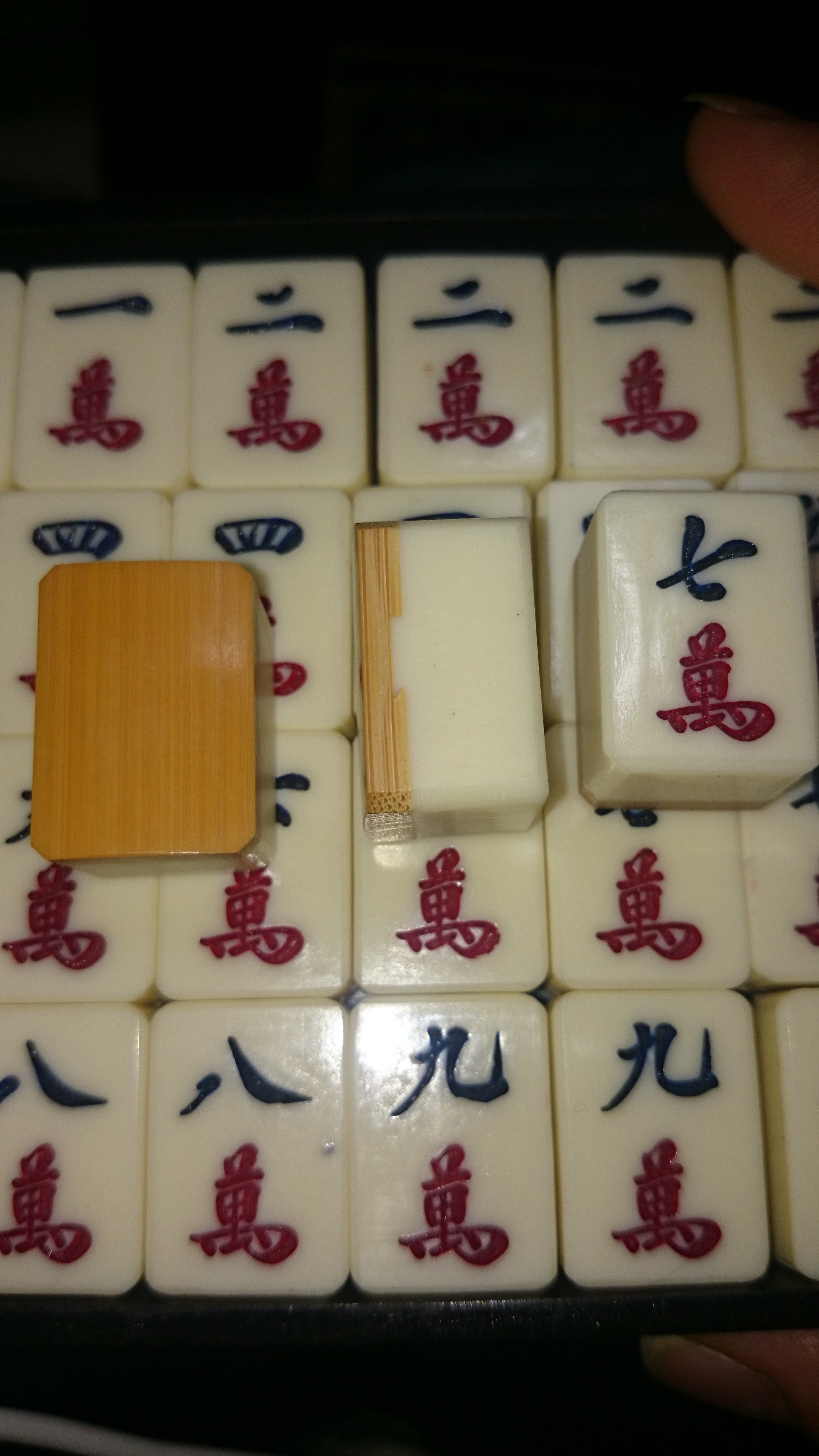 麻雀牌　素材不明 家にあった麻雀牌なのですが素材が何で出来ているのか知りたく質問し