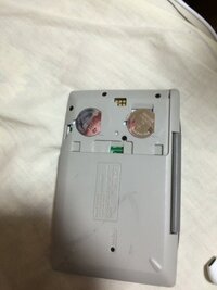 この電子辞書の電池を入れ替えたいのですが、どうしたら電池を取り出せ