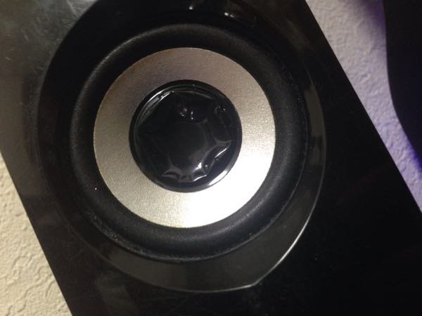 スピーカーの真ん中の凹みはどうにかなりせんか？ - 昔使ってたス