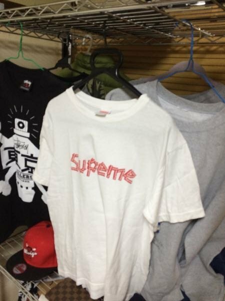 supremeのTシャツでタグの裏に透かしない奴は絶対偽物ですか