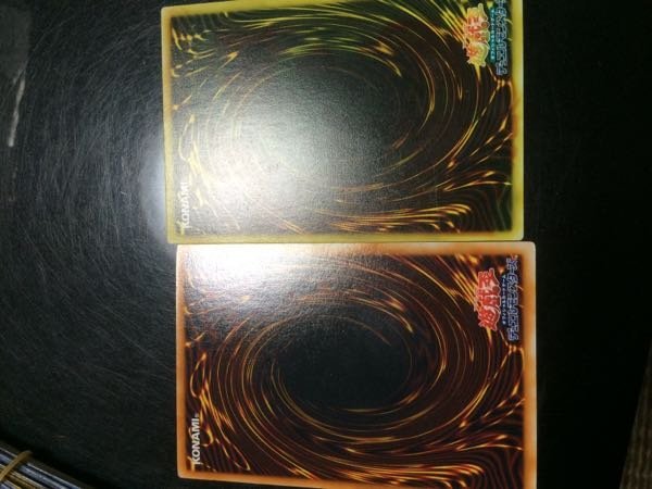 初期の遊戯王カードの裏面なのですが、左側が普通のカードのものなのに