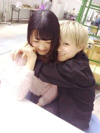 この画像でnmb48の木下百花に抱きつかれているメンバーの名前を教えて下さ Yahoo 知恵袋