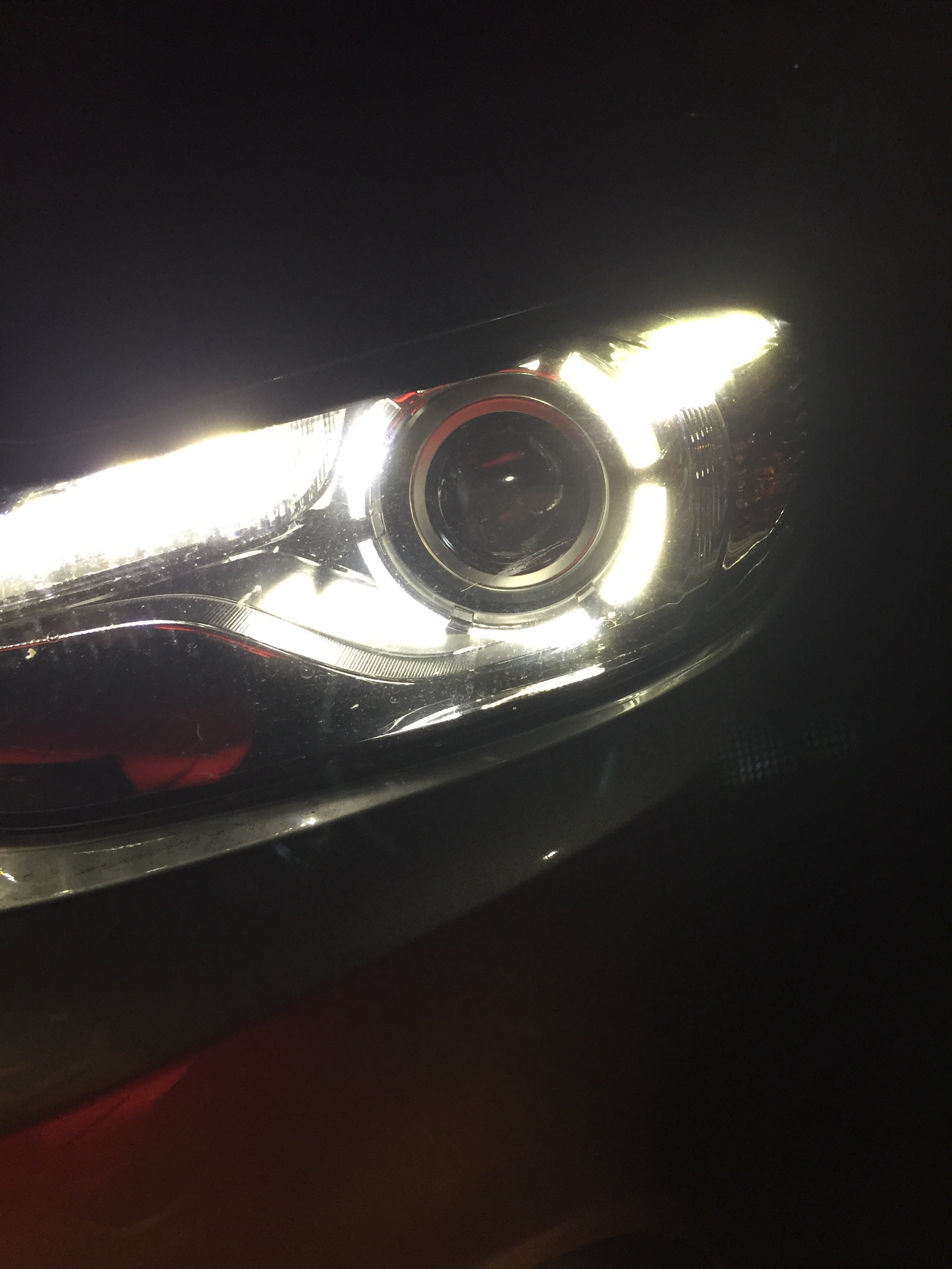 ライト片方だけ 無知で恥ずかしいですが、回答願います。車のライトが片方だけ切れてし