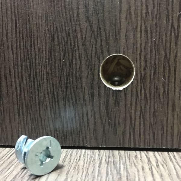 家具(テレビ台)の解体をしようと思うのですが、穴に対して直角に入 