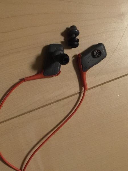 ワイヤレスイヤホンを踏んでしまって壊れました。7000円くらい