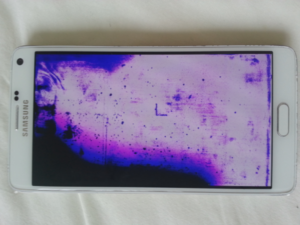 スマホがおかしいです - 落としたらジワジワ紫の色になって｡ﾟ