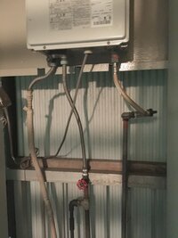 給湯器が凍結して蛇口からお湯が出なくなりました 給湯器下の 管にタオルを巻いて4 教えて 住まいの先生 Yahoo 不動産