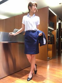 女性がパンツスーツを着る場合 靴下はどうすればいいのでしょうか スカート Yahoo 知恵袋