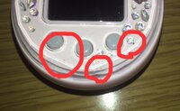 たまごっちピースの表面のカバーを開けることはできますか