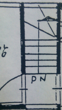 間取り図の「PN」とは何ですか？ 自分の家の間取り図のことなのですが、階段を登り切ったところに「PN」と書いてありました。分からなかったので調べてみると「pantry（パントリー）」＝「食料品室」らしいです…が、実際はただの廊下です。階段を登ったところに食料品室なのも意味がわかりませんし、特にそういった仕掛けもなさそうです。

「PN」にパントリー以外の他の意味があるのかもしれないと思い、質...