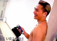 この画像で登坂広臣さんが持っているiphoneは何色か分かります Yahoo 知恵袋