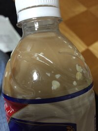 自販機で紅茶花伝を買いました 見えますでしょうか 白いのが浮かんでます Yahoo 知恵袋