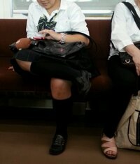 画像のような脚の組み方ってどう思いますか 先日電車内で隣に座った制服姿の女 Yahoo 知恵袋