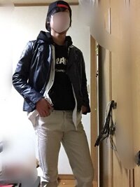 黒の革ジャンの中に白パーカーってダサいですか 個人的には無しです 革ジャ Yahoo 知恵袋