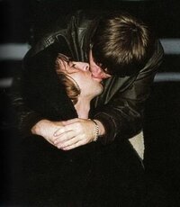 この画像をよく見るのですが なぜノエルとリアムはキスしてる Yahoo 知恵袋