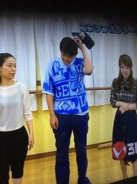 千鳥のこの方が来ているこの服はどこのブランドでしょうか Barni Yahoo 知恵袋