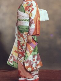 母の振袖をきたいのですが、柄が派手すぎて、今っぽくありません。帯 
