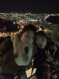 初投稿です。三連休中に函館山に登り写真を撮ったんですが、後から画像開いたら画像が酷い事になってました。顔だけが歪んでしまいました。 これは心霊写真とかでしょうか？ 写真は、左妹・右母親です。シャッターは自分が切りました。