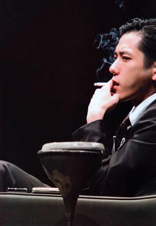 二宮和也くんがオールバックでスーツ に たばこを吸っている画像が Yahoo 知恵袋