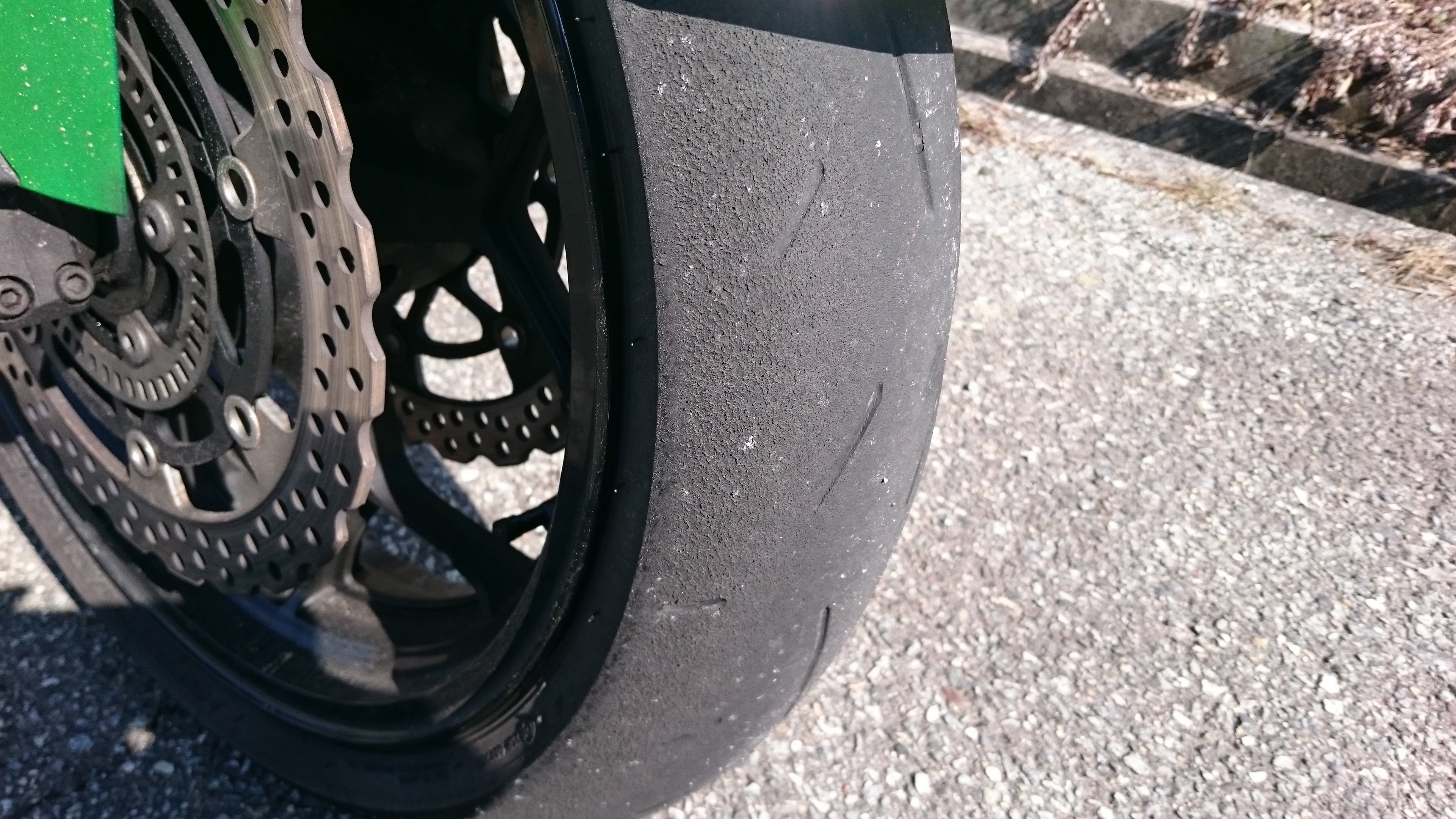 14インチホイール ハイグリップタイヤ 溝あり 引き取り歓迎 こんにちは、バイクのハイグリップタイヤについて質問です。車両:ZX