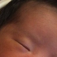 三ヶ月の娘の目についてです 生後すぐは 目を閉じると二重の線みた Yahoo 知恵袋