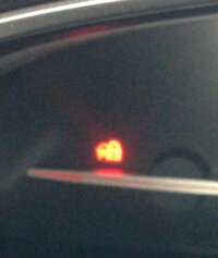 車のエンジンを切っても ガソリンメーター辺りに赤い点滅が現れます 何か警 Yahoo 知恵袋