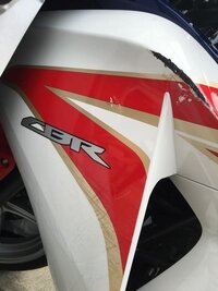 Cbr250rで事故してしまいました この様な傷はもう新品を購入するしか方 Yahoo 知恵袋