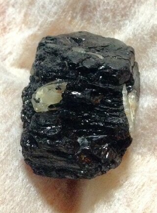 この黒い石の種類を教えてください 拾ったのは埼玉県の道端です 当時小学生の Yahoo 知恵袋