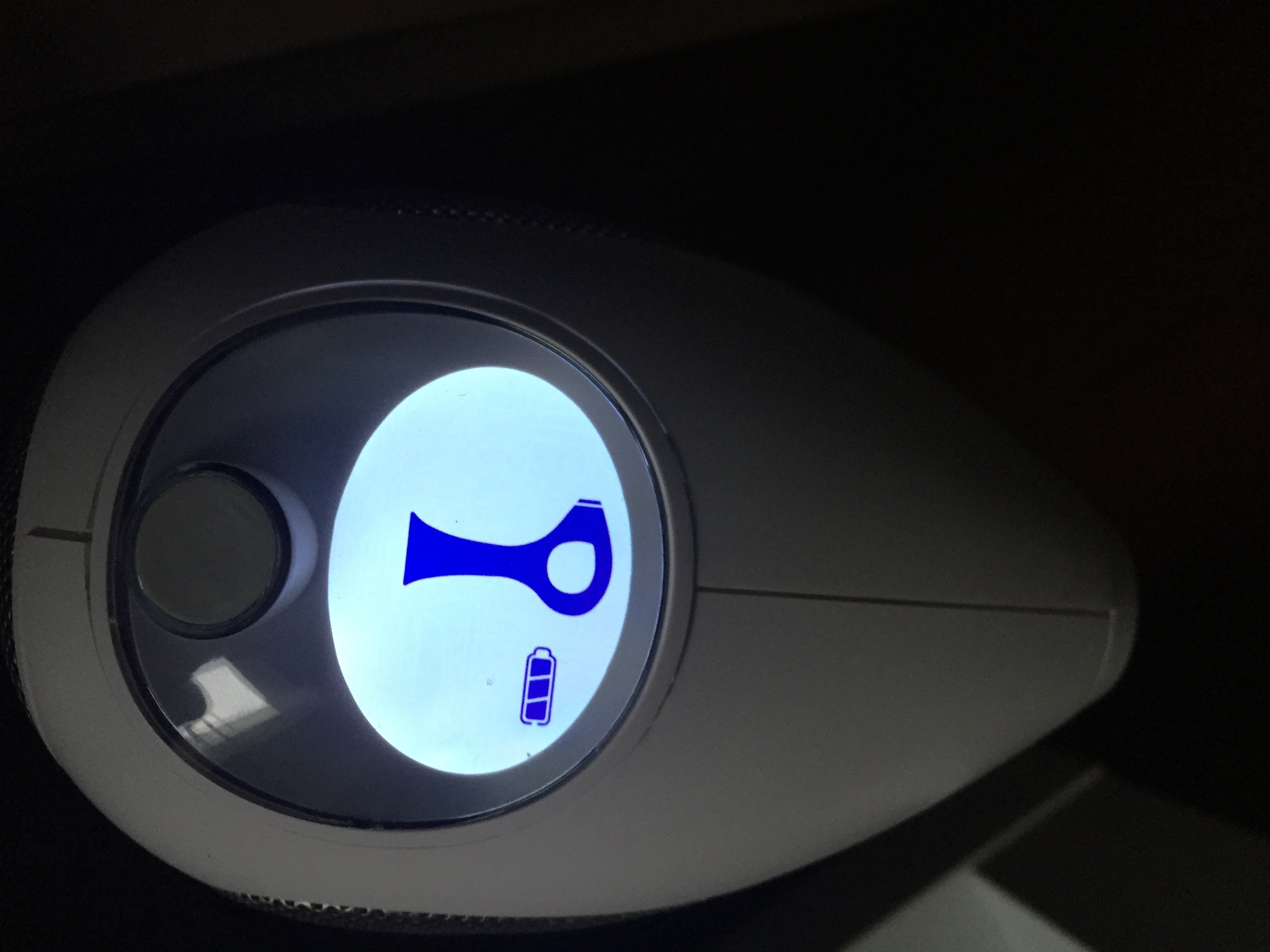 トリア 脱毛器 本体・充電器・説明書付き 脱毛器のトリアを購入したのですが、充電して使おうと思ったのですが