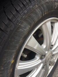 車のタイヤを縁石で擦ってしまいました 写真の色が白っぽいところが擦ったと Yahoo 知恵袋