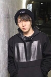 ユーチューバーのもるさんが着ている - このパーカーはどこのブラ 
