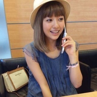 ａａａの伊藤千晃ちゃんくらいの髪色にしたいのですがこの髪色のトーンがわ Yahoo 知恵袋