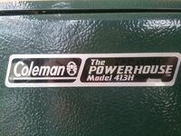 コールマンのツーバーナー413Hを中古で購入しました。

413Hで検索して出てくる画像には自分のと違うラベル(シール)が貼られてるタイプも有りますが、何か違うのでしょうか？ 