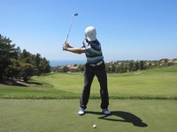 バックスイングで頭が下がります 同時に左ひざも少し前に出 Yahoo 知恵袋