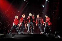 Bigbangの過去のライブについて キラキラの赤い衣装の Yahoo 知恵袋