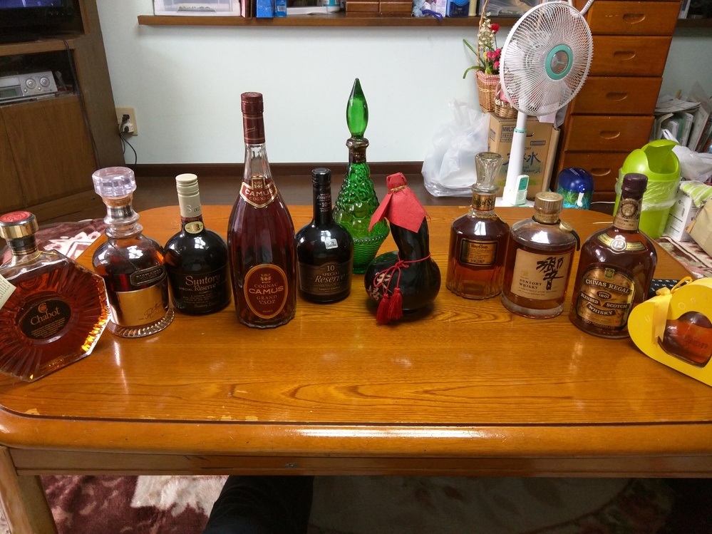 実家を整理していたら古いウイスキー（ワイン、日本酒？）が出てきま