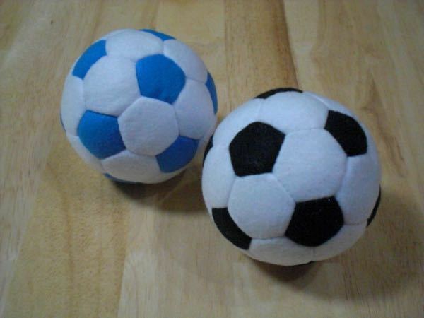 フェルトで写真のようなサッカーボールを作りたいのですが、縫い方が