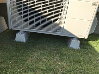 エアコンの室外機の下にはブロックを置いた方がいいでしょうか エア Yahoo 知恵袋