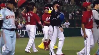 カープの丸選手が菊池選手につば九郎のヘルメットを被らされているgifがあり Yahoo 知恵袋