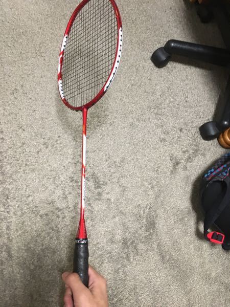 今日バドミントンラケットのデュオラ7を買いました。ですが、どっち