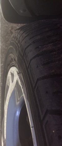 ピンチカット タイヤのコブ の写真をご覧くださいディーラーで中古車購入二週 Yahoo 知恵袋