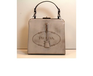 映画 プラダを着た悪魔 でミランダが最初に登場してきた時に持って Yahoo 知恵袋