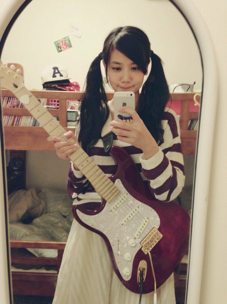 女子ギターはかわいいですか 上手いなら 下手なら持つなって思う Yahoo 知恵袋