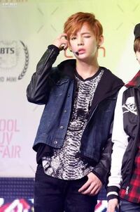 Btsのテヒョンの髪型にしたいのですがいい画像はありませんか 女子が真似して Yahoo 知恵袋