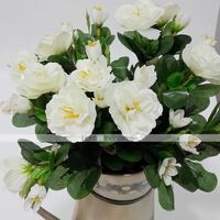 白いアザレア 造花 を使ってテーブルトップに飾るブーケ的な装花を Yahoo 知恵袋