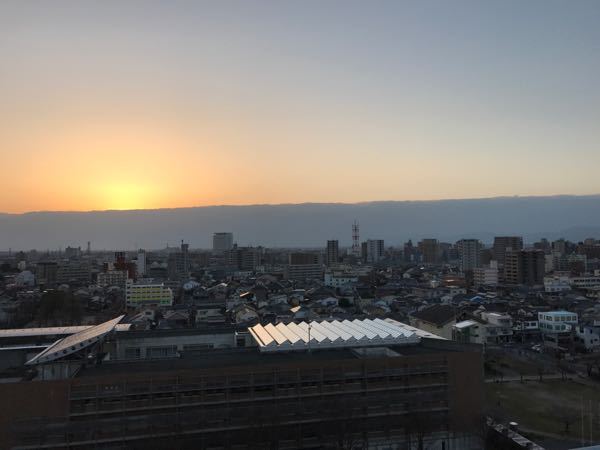 壁みたいな雲です。山じゃないです。雲です。今見つけました。 - なん